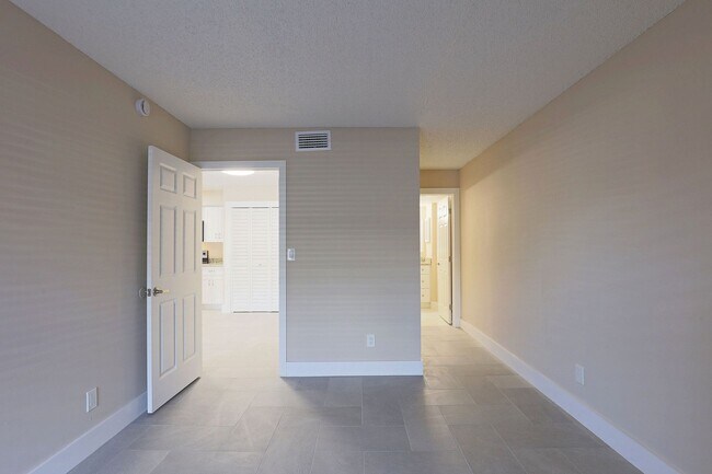 Building Photo - 5331 Summerlin Rd