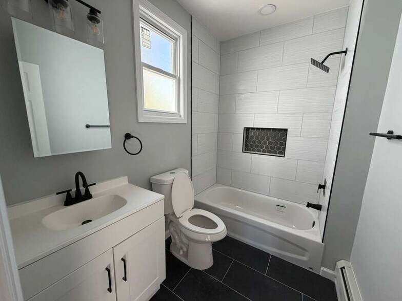 Building Photo - 17 E 15th St