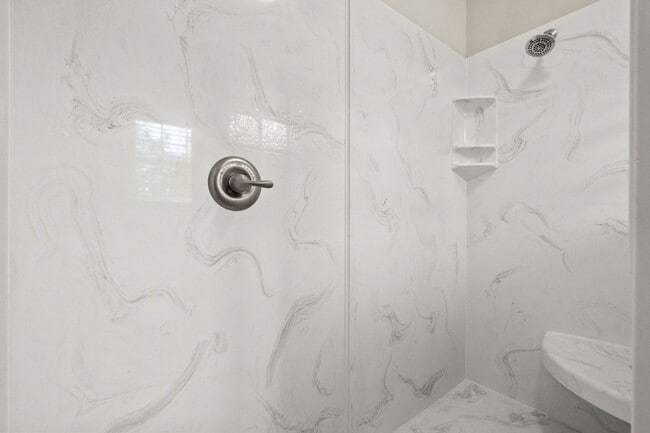 Building Photo - Spacious 4 Bedroom 2 bath home in Pawley's...