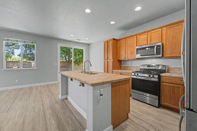 Building Photo - 4 bedroom 2 bath home located in Yuba City