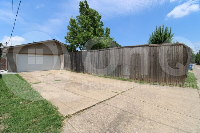 Building Photo - 3014 Tres Logos Ln