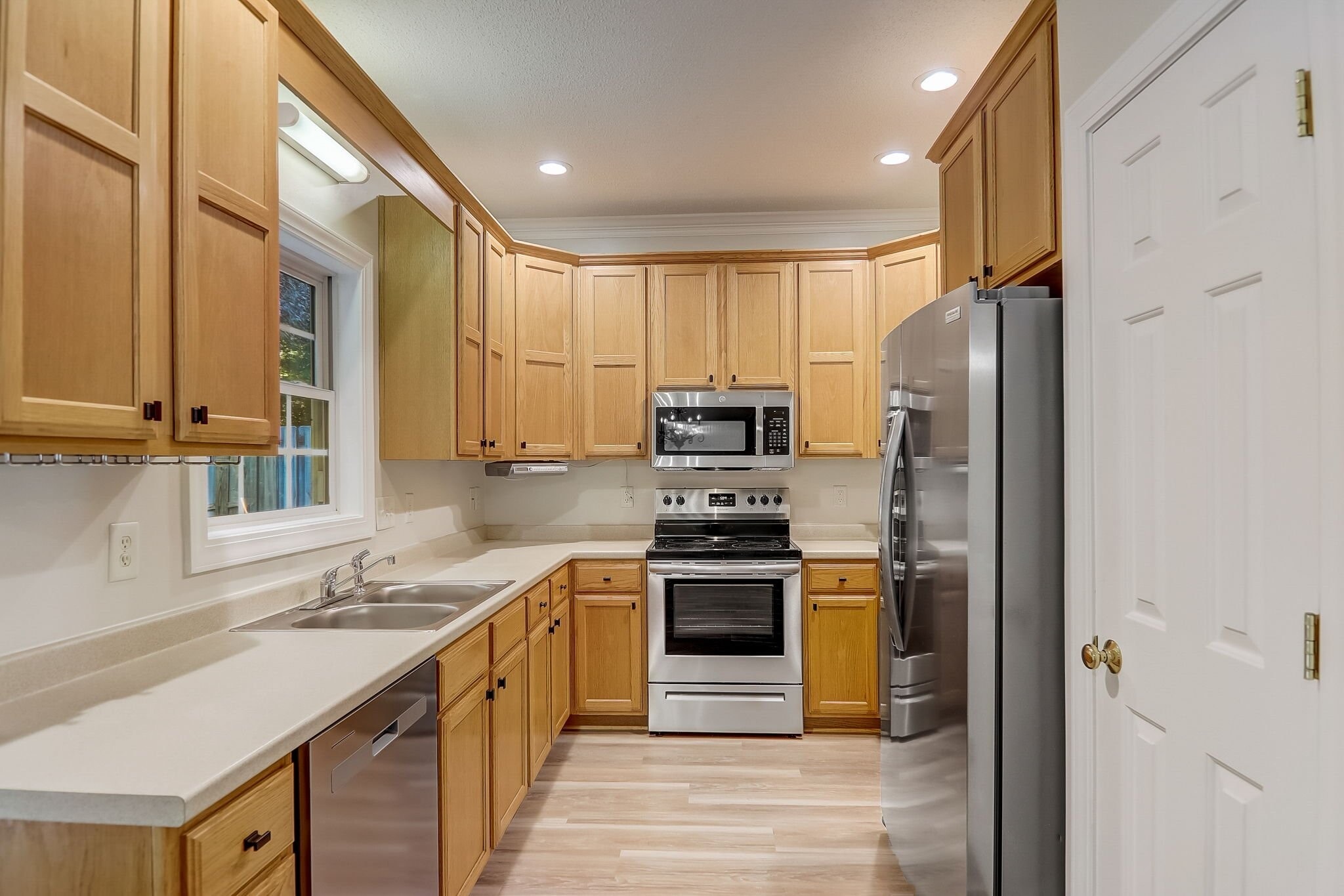 Building Photo - 893 W Pointe Dr
