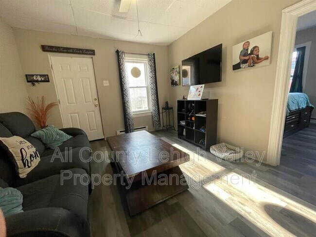 Building Photo - 217 Hobart St