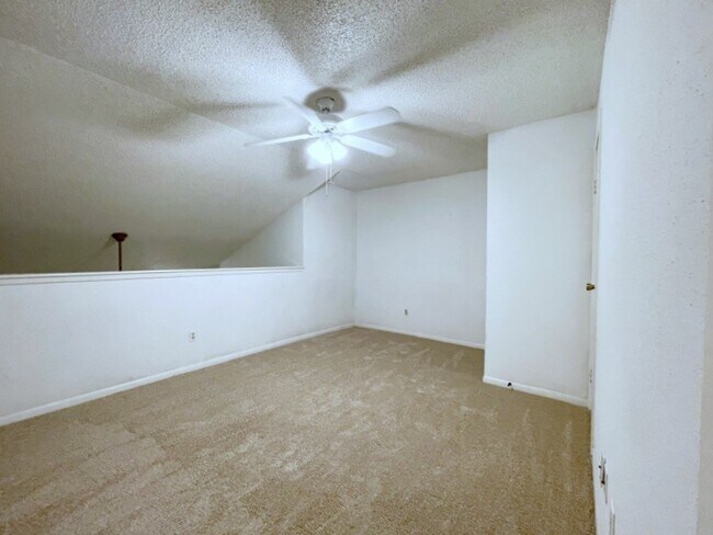 Building Photo - 10855 Meadowglen Ln
