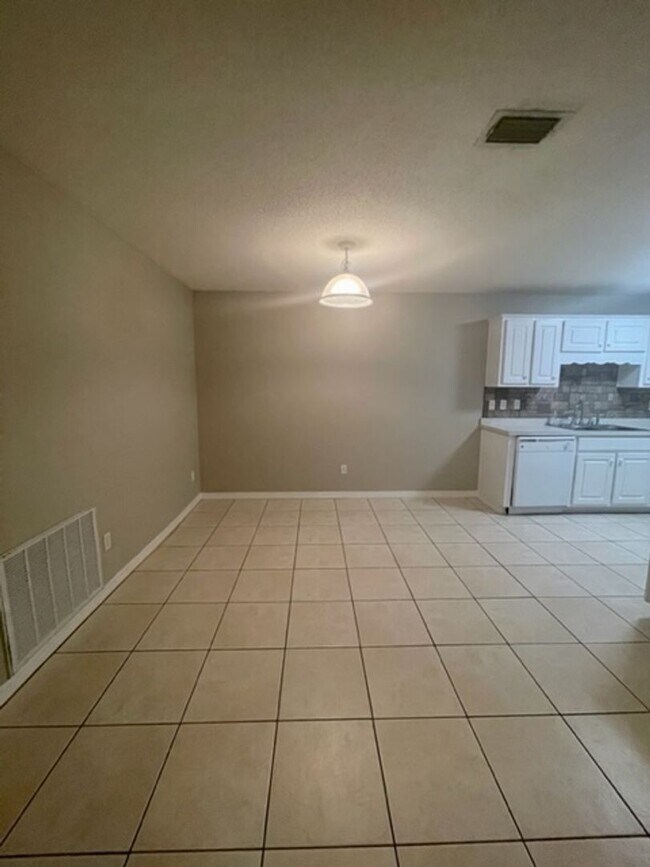Building Photo - 2 bedroom/2 bathroom/2 car garage town hom...
