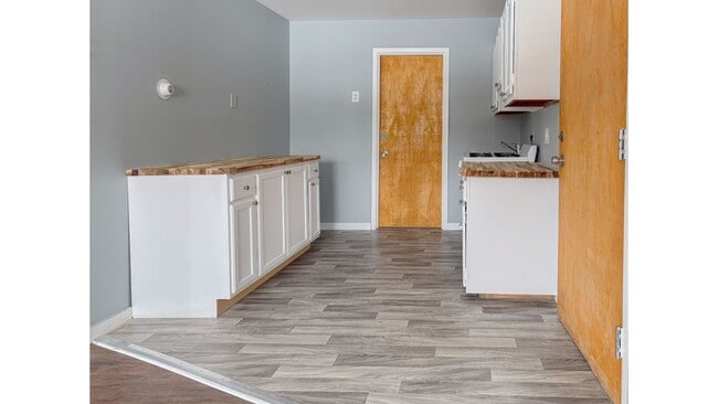 Building Photo - 3bed/3bath Renovated Townhome with Garage (Heat Included)
