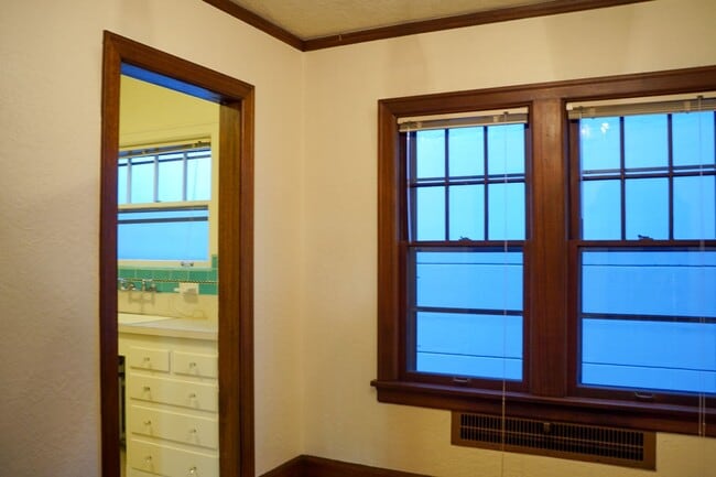 Building Photo - Stunning 2-Bed Townhouse in Goose Hollow B...