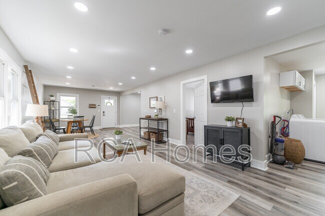 Building Photo - 537 N Sheffield Ave