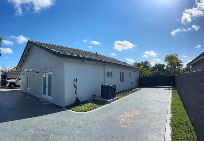 Building Photo - 709 SE 13th Terrace