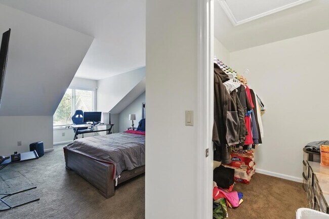 Building Photo - 5 Waterview Ct