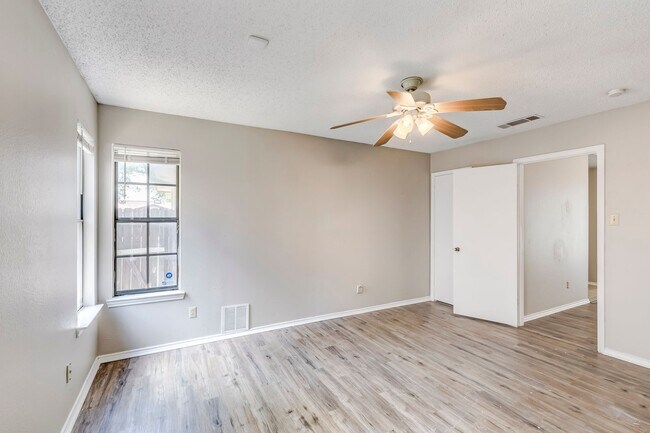 Building Photo - 2015 Newton Dr