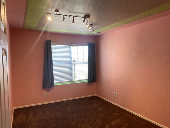 Building Photo - Charming, 3 story, 4 bed/3 bath on Corner Lot!