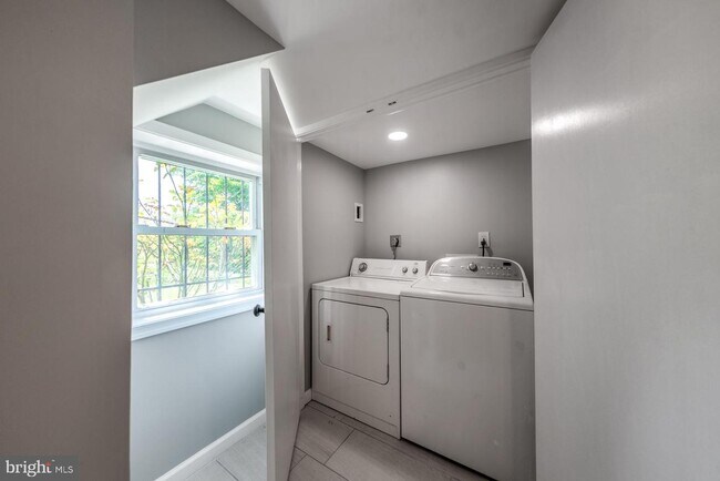 Building Photo - 548 Foxhall Pl SE