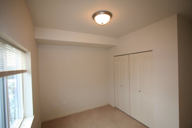 Building Photo - Top Floor 2 Bedroom Condo!