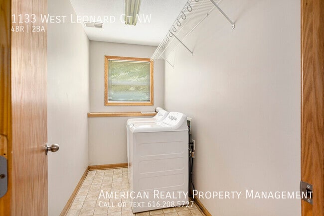 Building Photo - 1133 W Leonard Ct