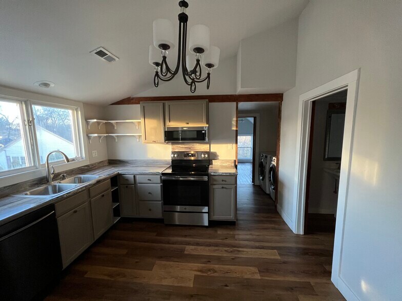 Kitchen - 317 Freehauf St