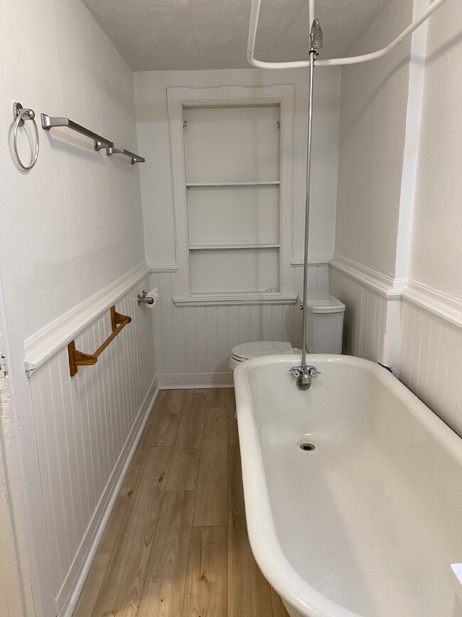 Building Photo - Spacious 3 bed 1 bath, bright & cheery apa...