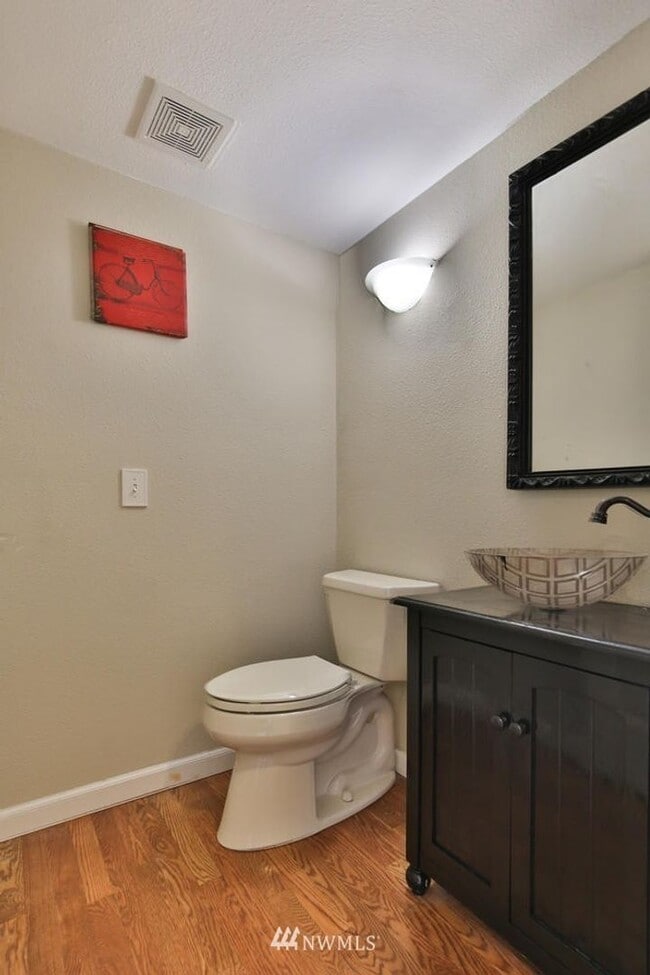Building Photo - 4 bd 2.5 bathroom single family home in Bellevue