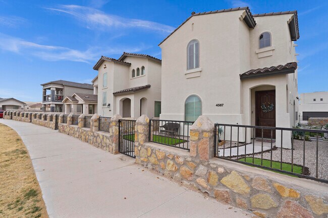 Building Photo - 4567 Marisabel Azcarate St