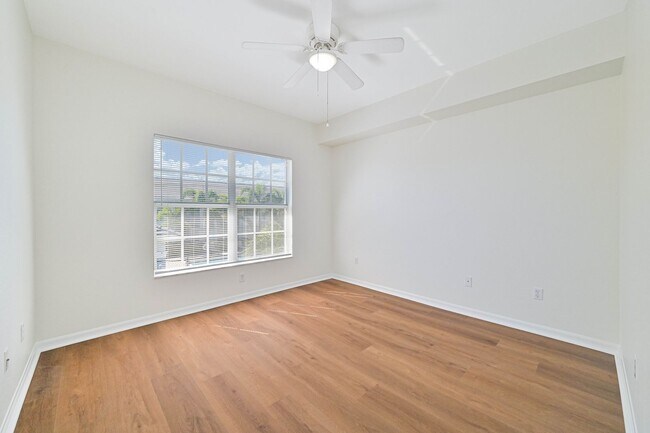 Building Photo - ~2 bed/2 bath UPDATED condo at The Cove on Six Mile