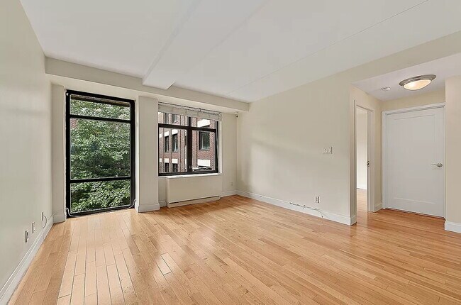 Building Photo - Comfortable Living in a Desirable Area