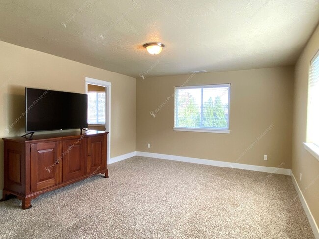 Building Photo - SW Bend Home Close to Old Mill & Deschutes River Trail