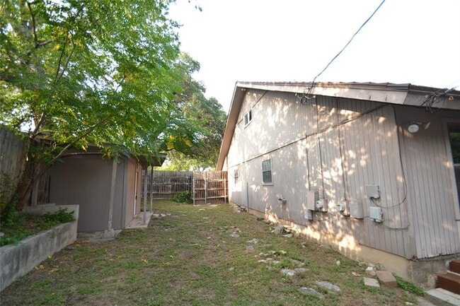Building Photo - 8833 Tallwood Dr