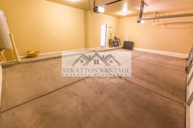 Building Photo - 976 S Adam Way