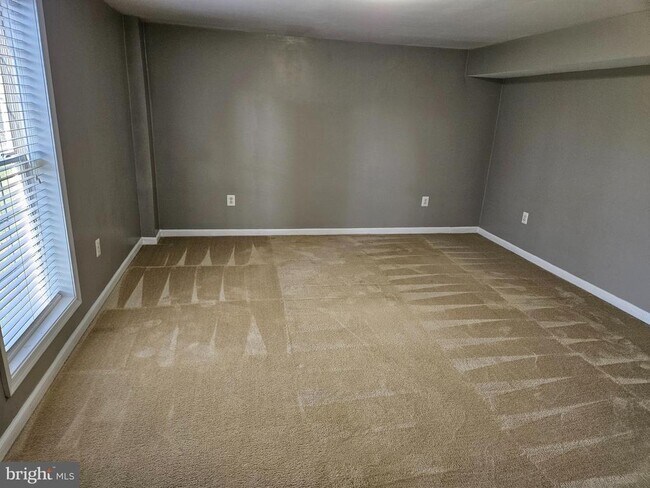 Building Photo - 9296 Hillis Ct