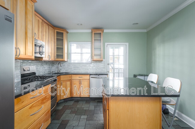 Building Photo - 724 S Ellwood Ave