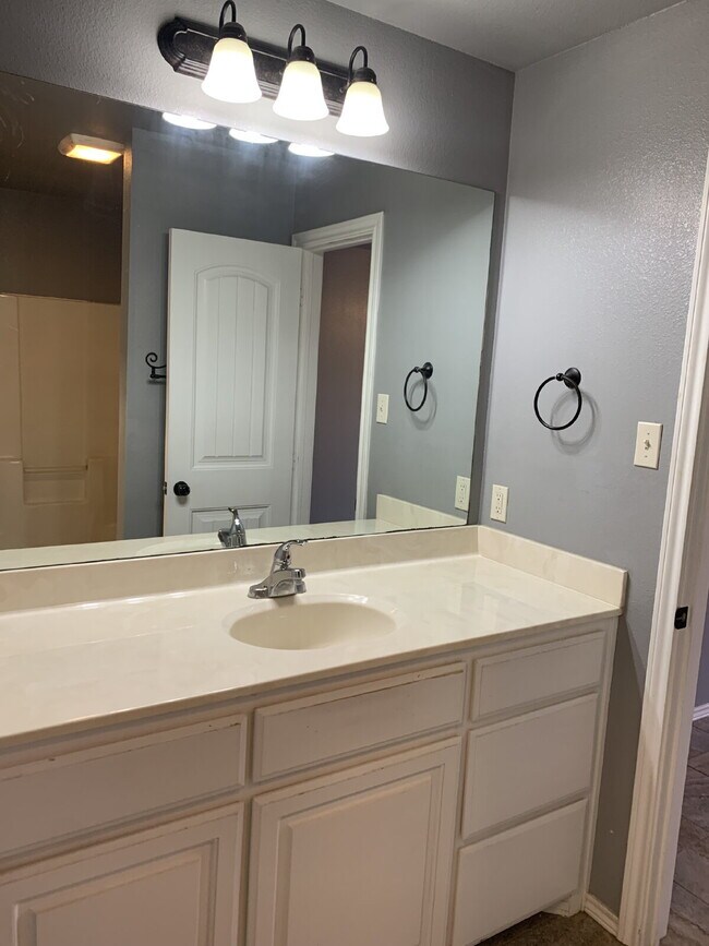 Building Photo - Beautiful duplex in Cooper School District!