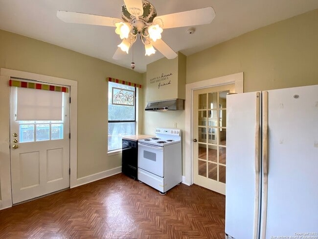 Building Photo - 489 Deer Creek W