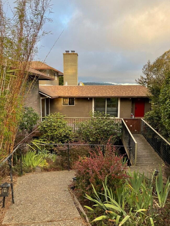 Building Photo - Spacious 2 bed 1 bathroom In-Law Unit wit...