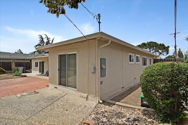Building Photo - Great Location 3BD Home with Wood Floors &...