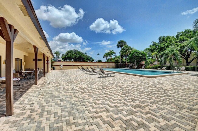 Building Photo - 6649 Somerset Dr