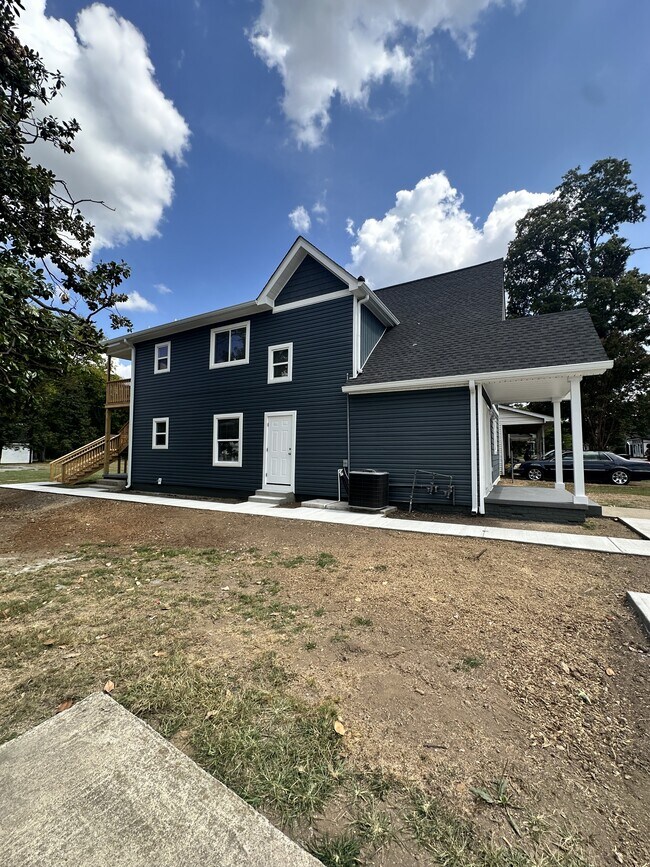 Building Photo - 208 E 17th St