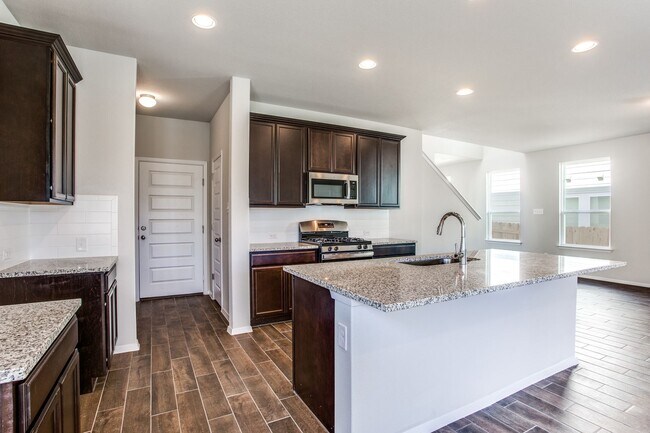 Building Photo - Newer cottage home in Cloverleaf community...