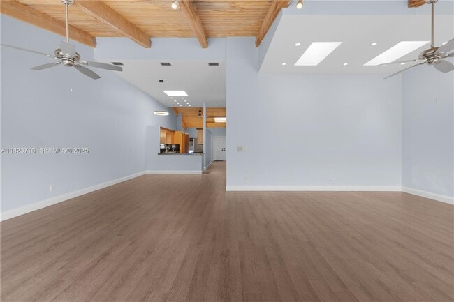 Building Photo - 2627 Parkview Dr S