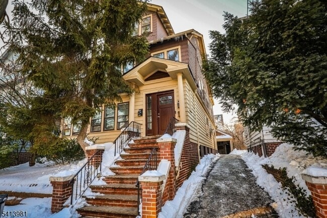 Building Photo - 19 Poe Ave