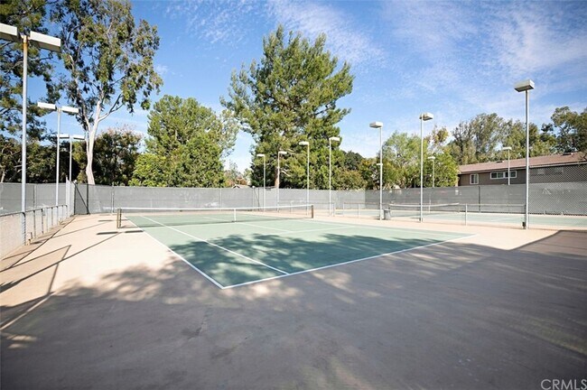 Building Photo - 323 Streamwood-