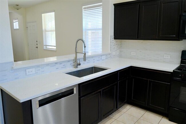 Building Photo - 2880 Donnell Dr