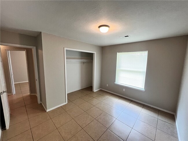 Building Photo - 823 N Lola Ln
