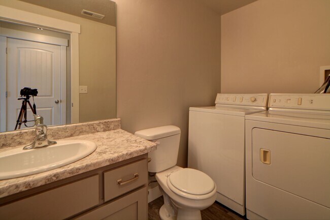 Building Photo - Pet friendly Herriman Townhome