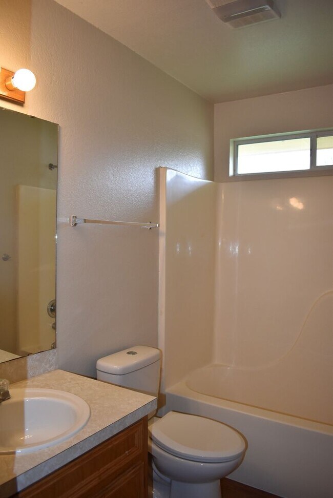 Building Photo - 837 Lakeview Dr