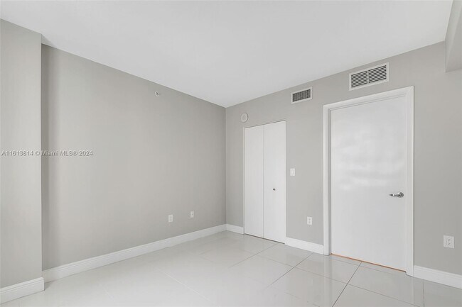 Building Photo - 1871 NW S River Dr