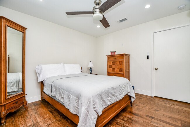 Building Photo - 922 Chantilly Ln