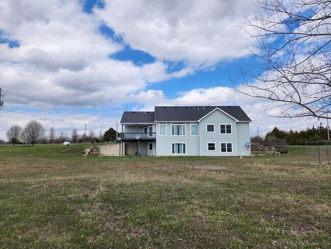 Building Photo - New price! Enjoy country living and seclus...