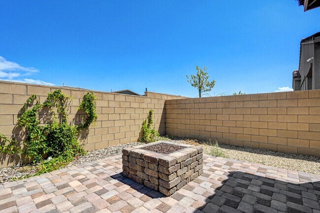 Building Photo - COMFY and NEW 3 Bedroom Home in Skye Canyon!