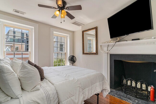 Building Photo - 342 King St