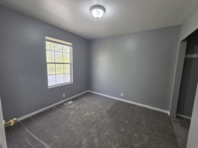 Building Photo - 1942 20 E